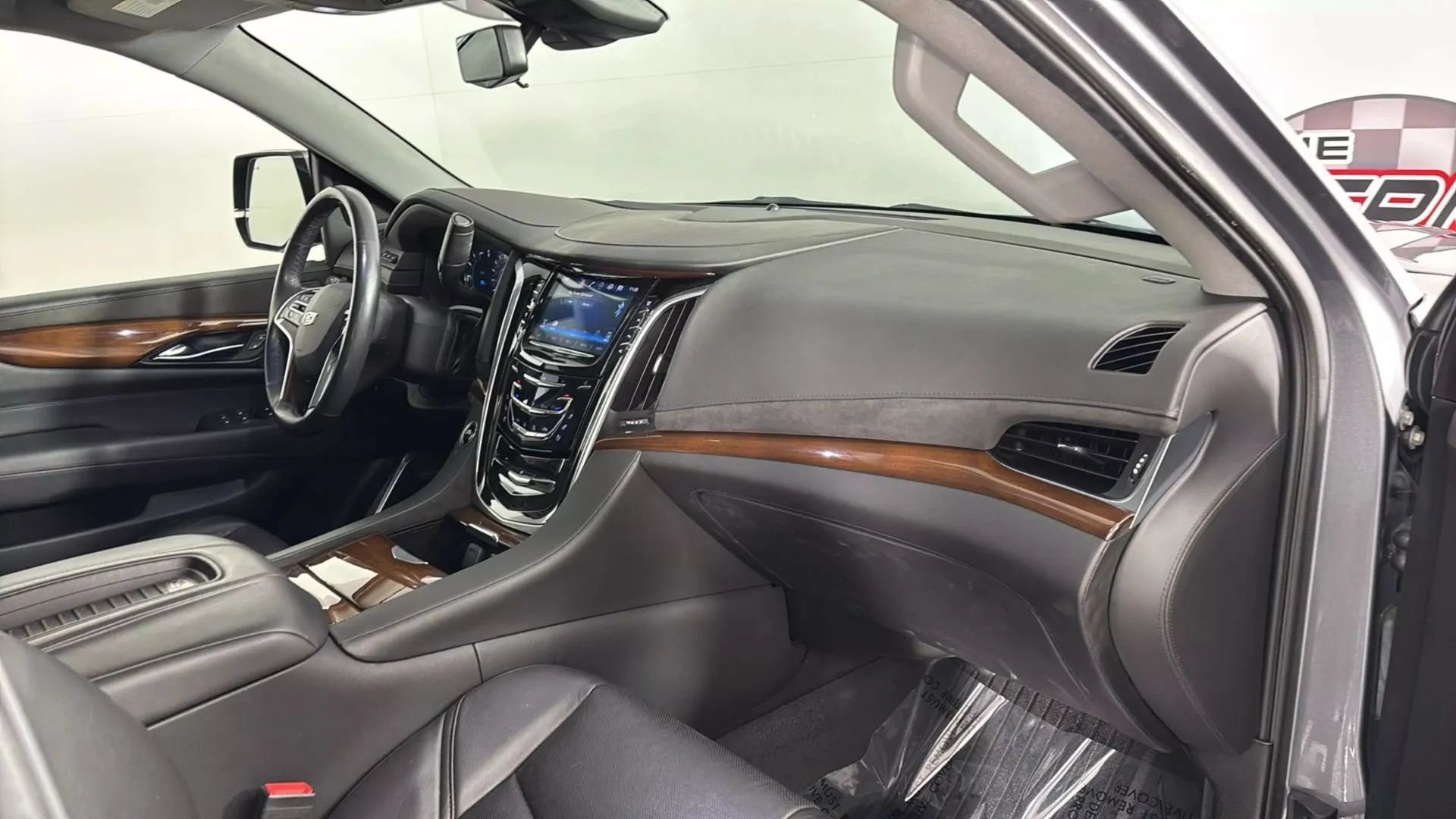 Used 2020 Cadillac Escalade Premium Luxury w/ LPO, Radiant Package AWD/4WD image 13