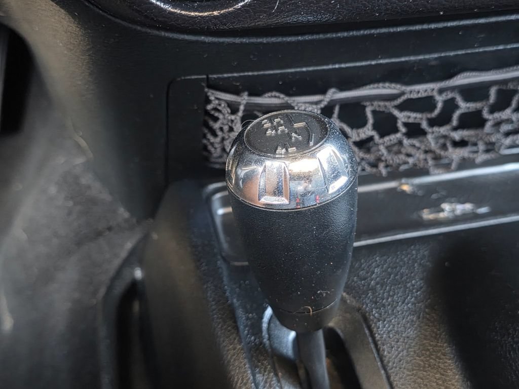 Used 2018 Jeep Wrangler Sahara w/ Connectivity Group AWD/4WD image 29