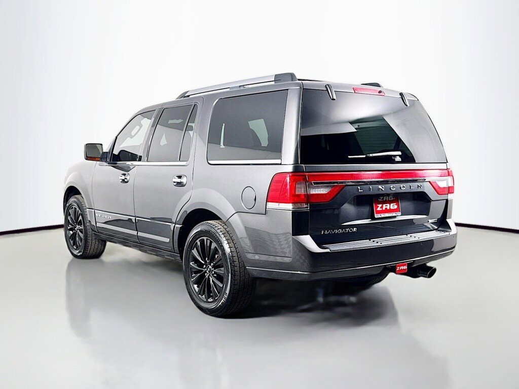 Used 2016 Lincoln Navigator Select RWD image 3