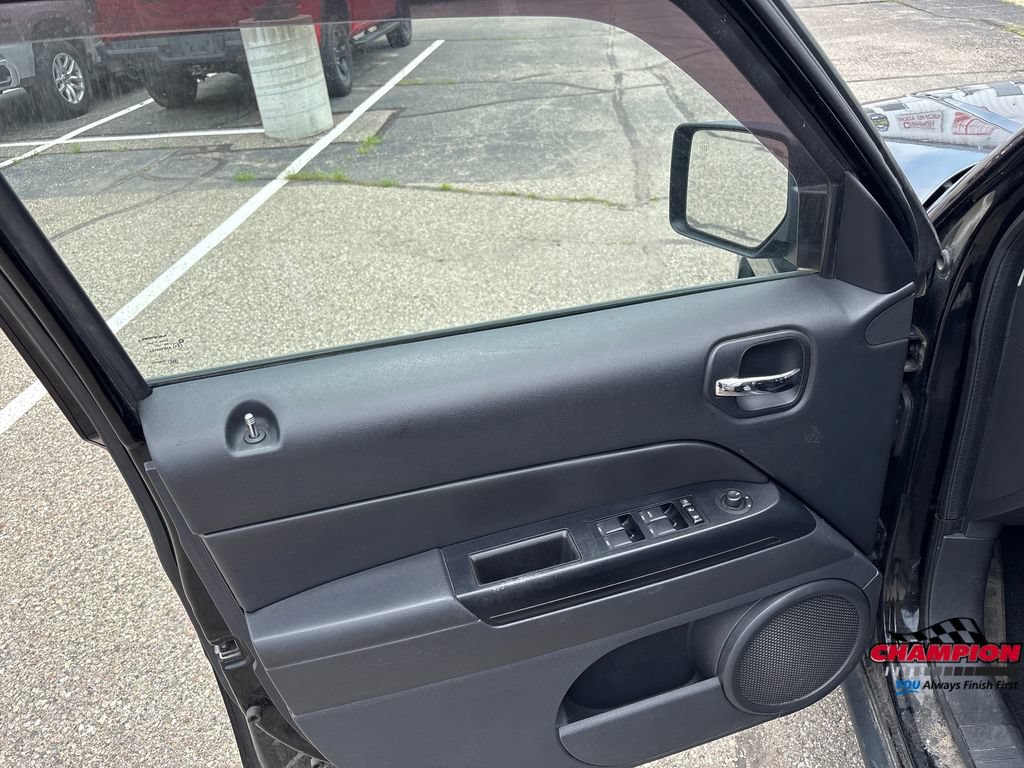Used 2012 Jeep Patriot Latitude w/ Sun/Sound Group AWD/4WD image 12