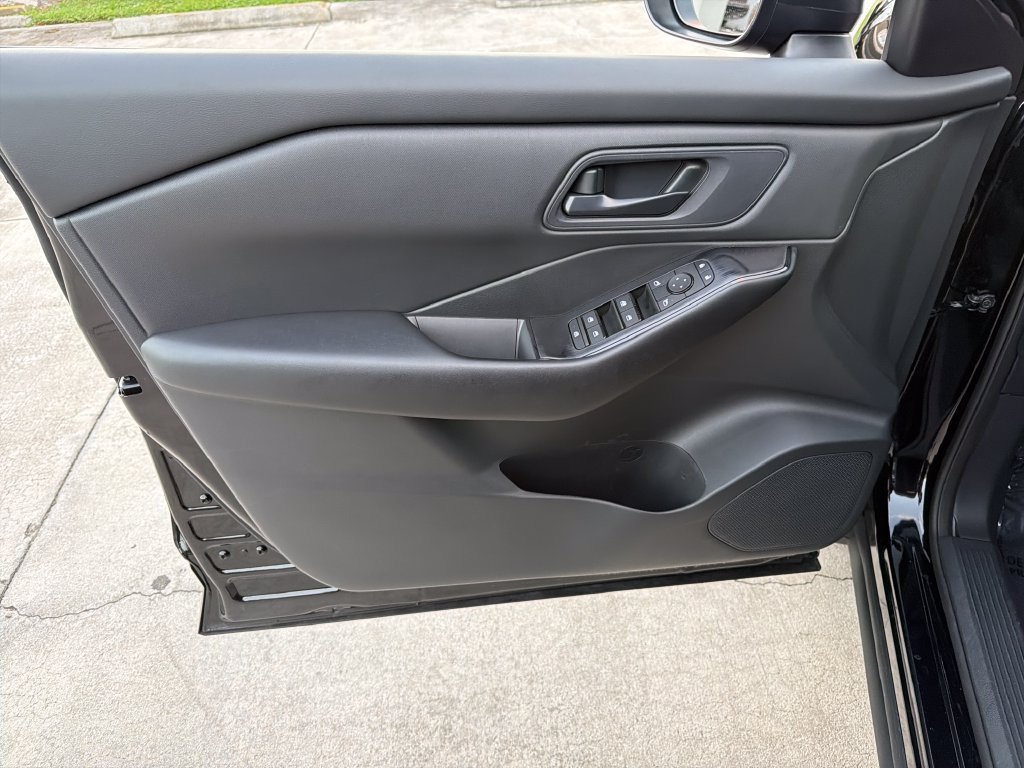 Used 2025 Nissan Rogue S FWD image 14