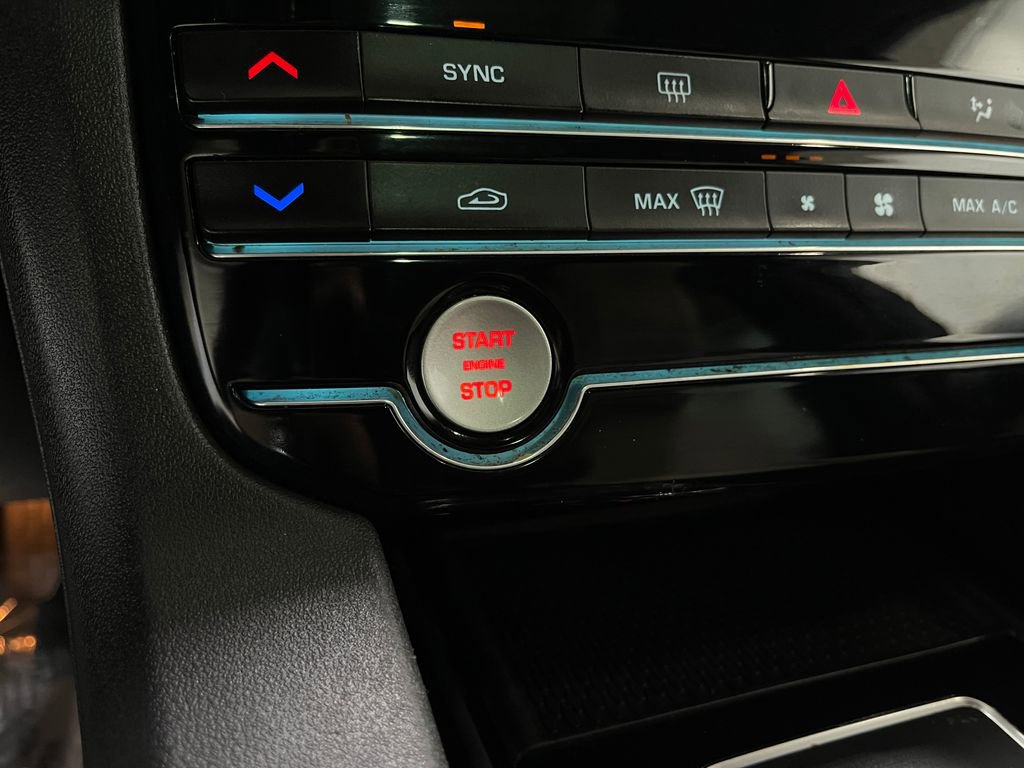 Used 2020 Jaguar F-PACE Premium image 23