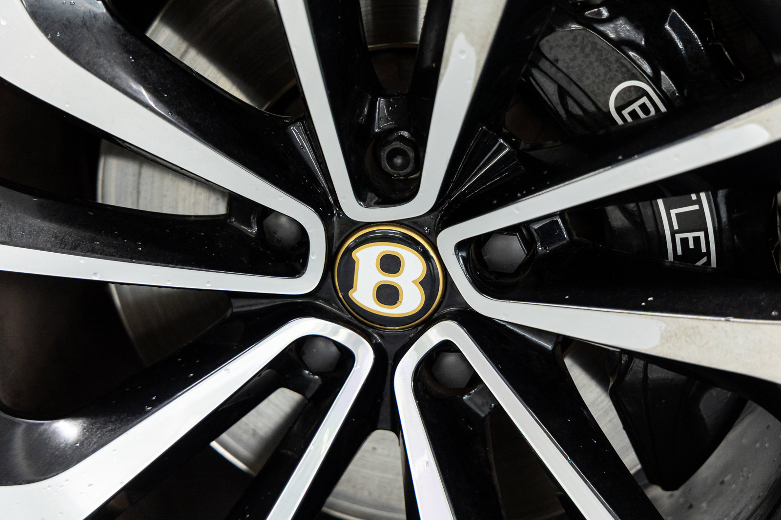 Used 2020 Bentley Bentayga image 17