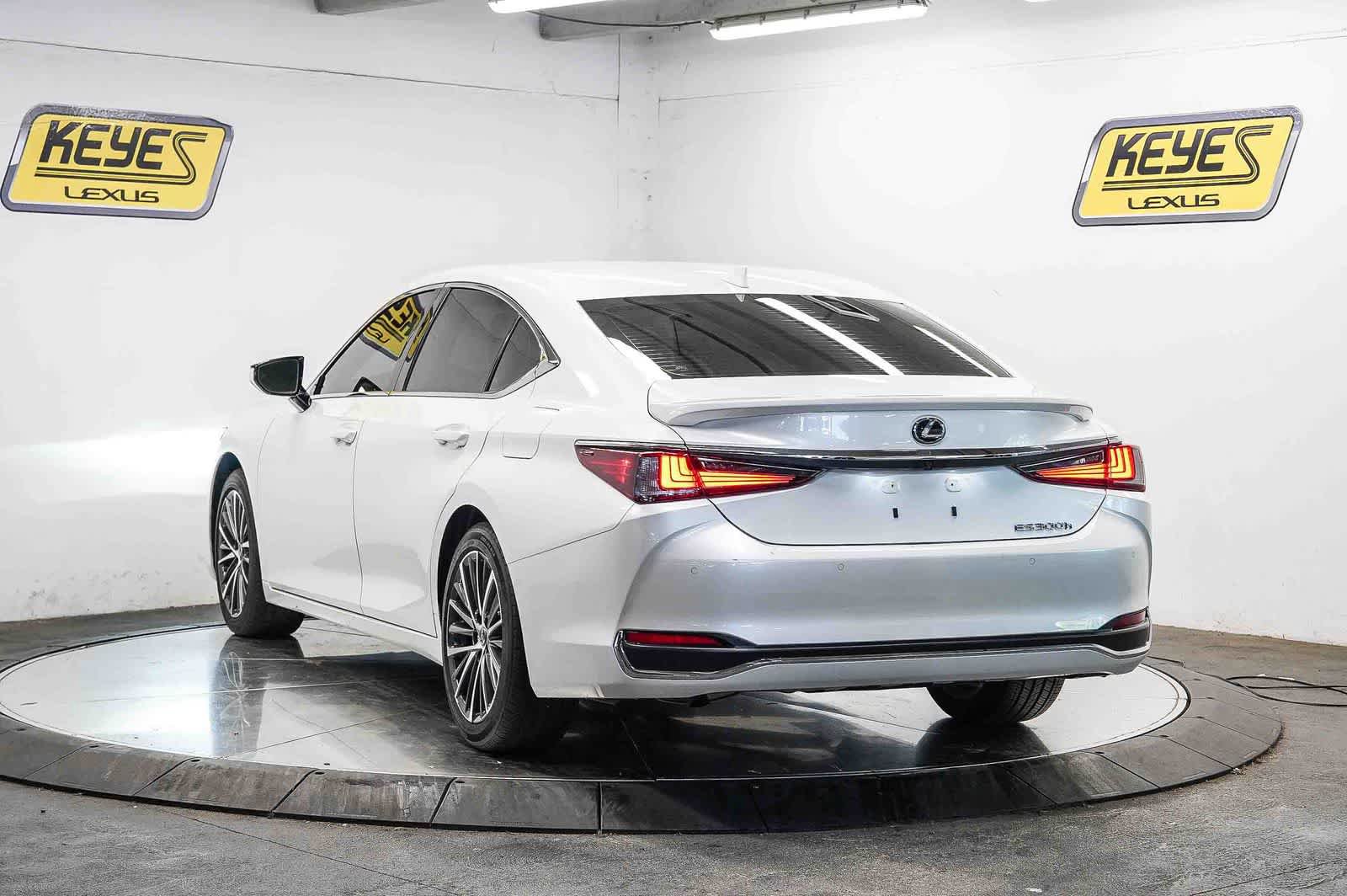 Used 2025 Lexus ES 300h w/ Premium Package FWD image 2