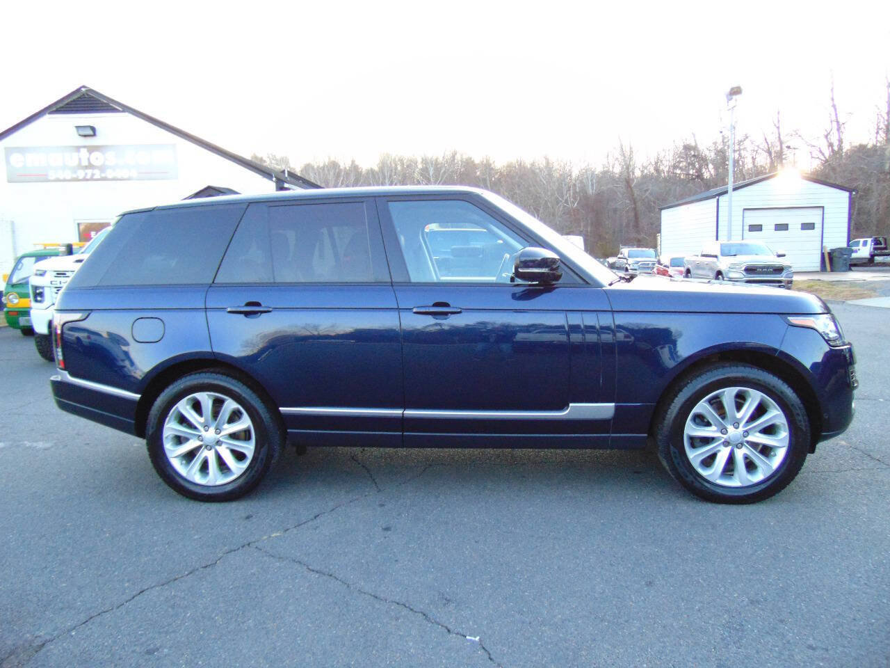 Used 2017 Land Rover Range Rover HSE image 2