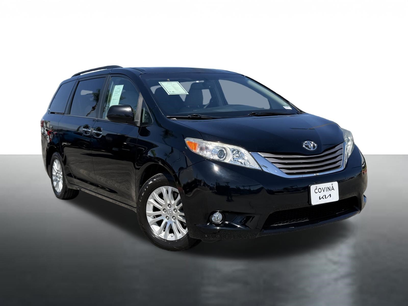 Used 2017 Toyota Sienna XLE w/ XLE Navigation Package FWD image 1