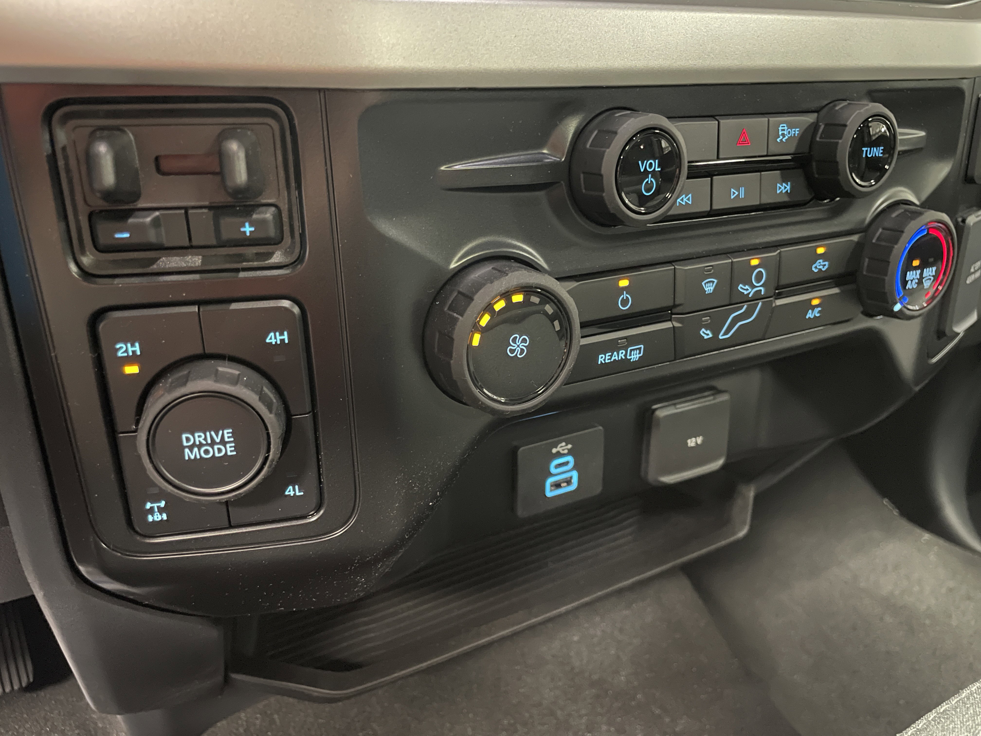 New 2026 Ford F350 XLT w/ FX4 Off-Road Package image 12