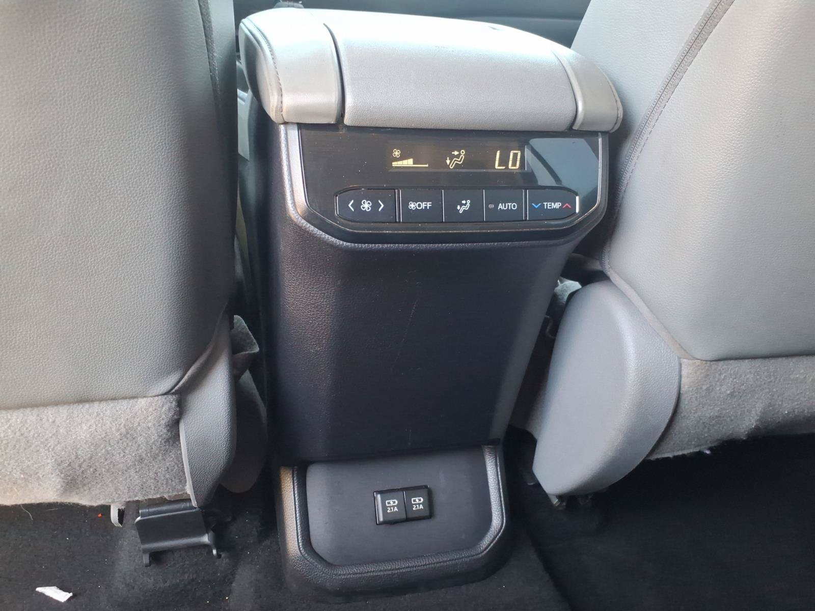 Used 2020 Toyota Highlander XLE FWD image 16