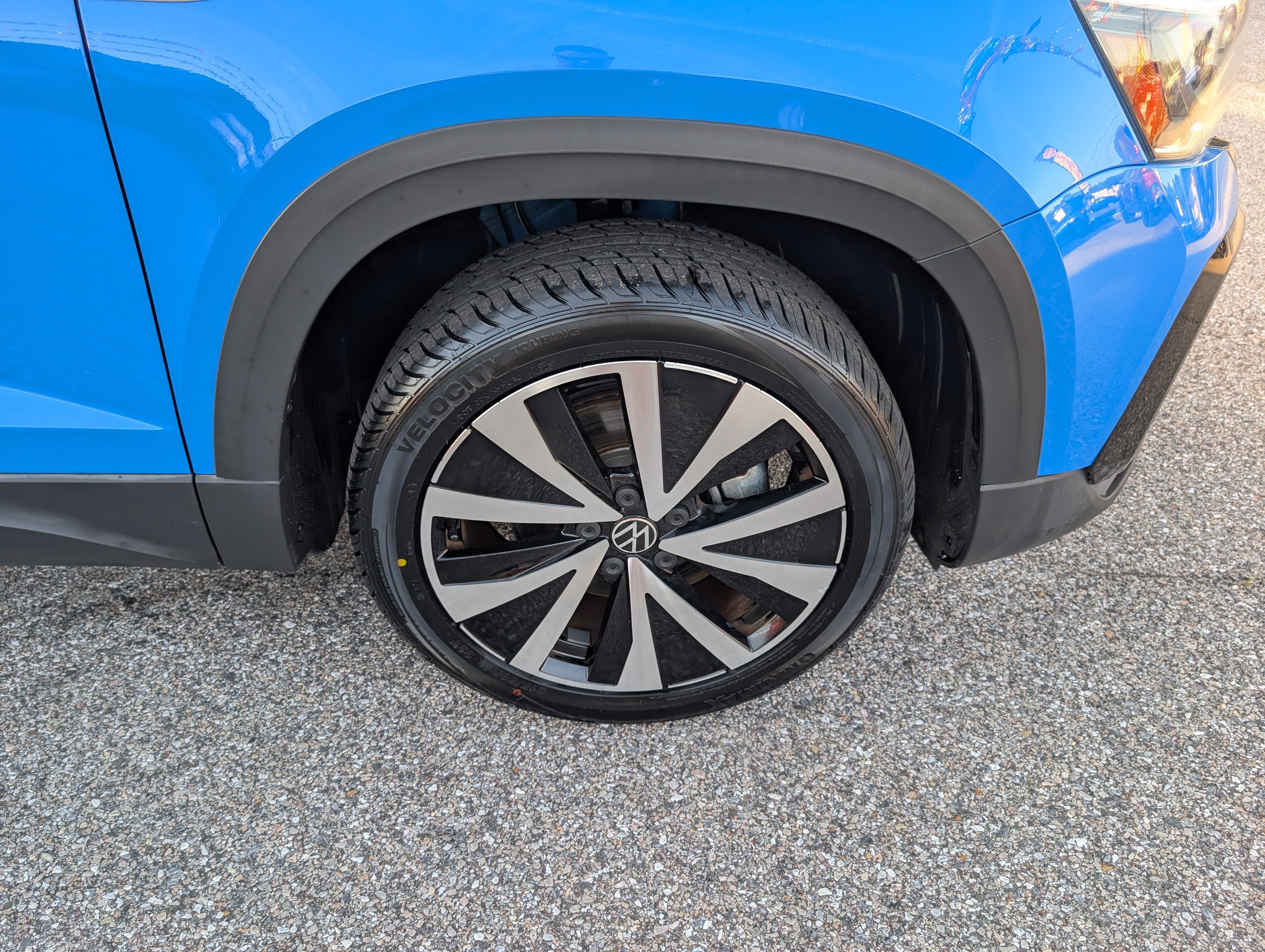Used 2022 Volkswagen Taos SE w/ Panoramic Sunroof Package FWD image 9