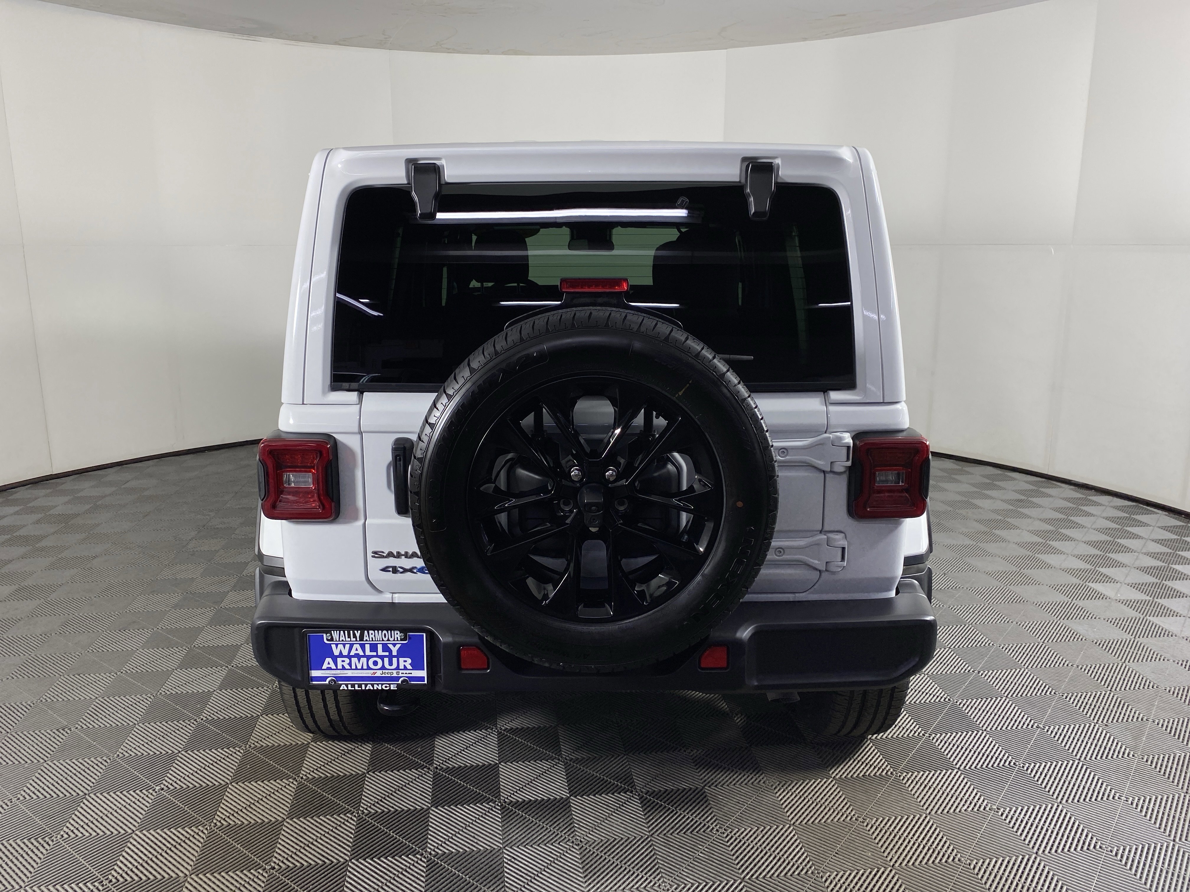 Used 2025 Jeep Wrangler Sahara AWD/4WD image 8