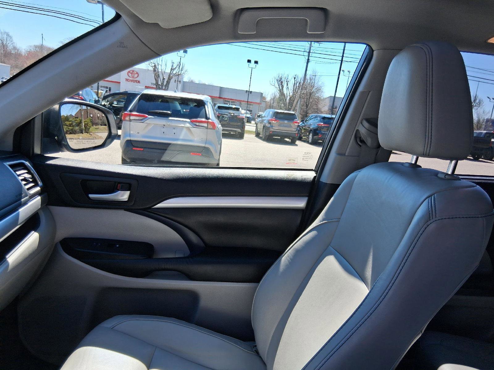 Used 2015 Toyota Highlander XLE AWD/4WD image 18