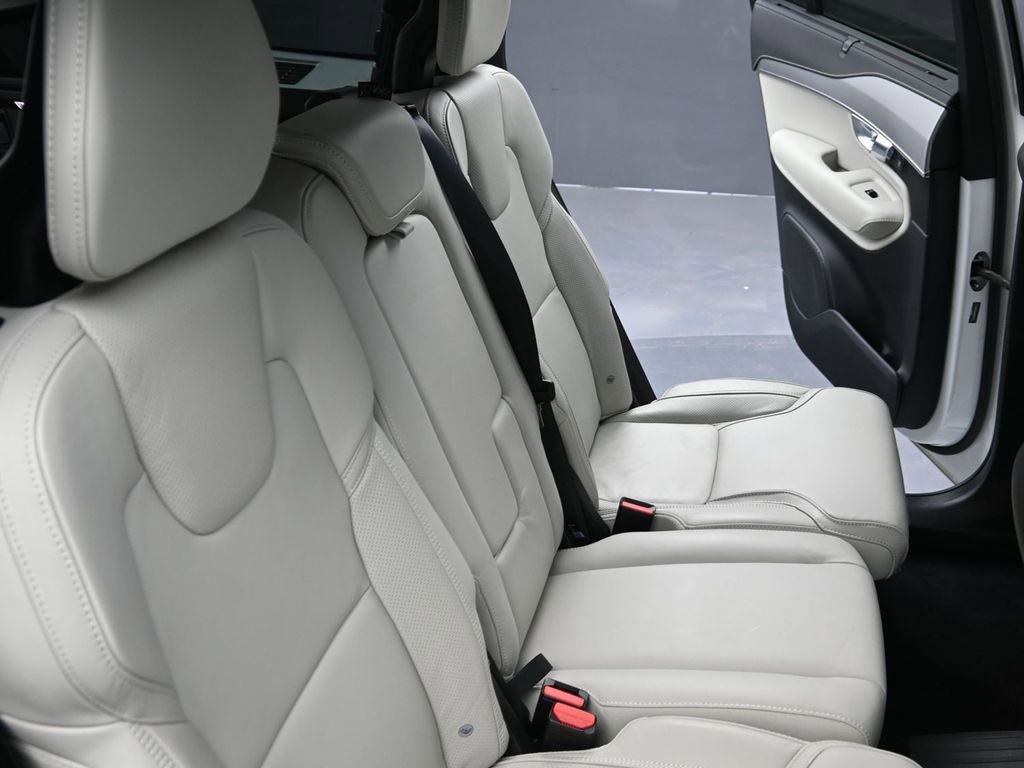 Used 2022 Volvo XC90 T8 R-Design image 13