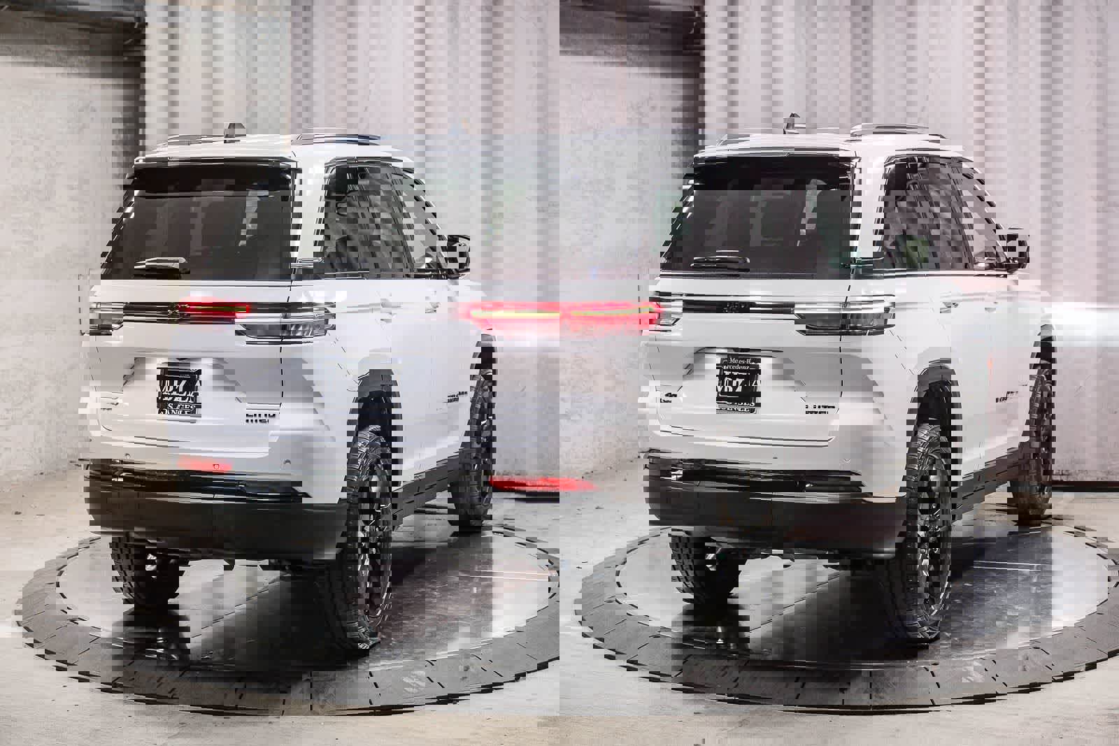 Used 2023 Jeep Grand Cherokee Limited w/ Black Appearance Package image 4