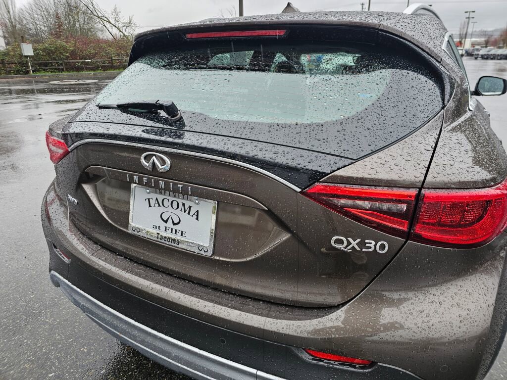 Used 2017 INFINITI QX30 Premium image 17