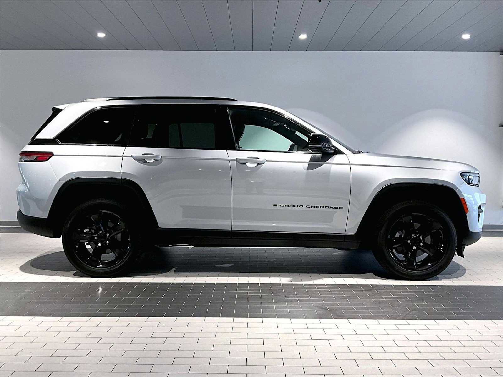 Used 2024 Jeep Grand Cherokee Altitude image 11