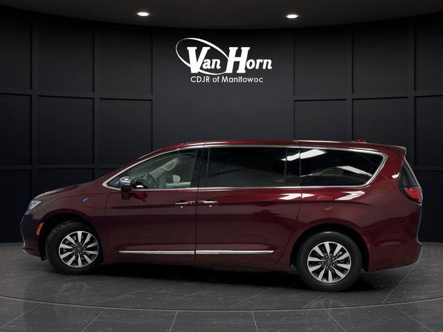 Used 2022 Chrysler Pacifica Limited w/ Uconnect Theater Family Group image 14