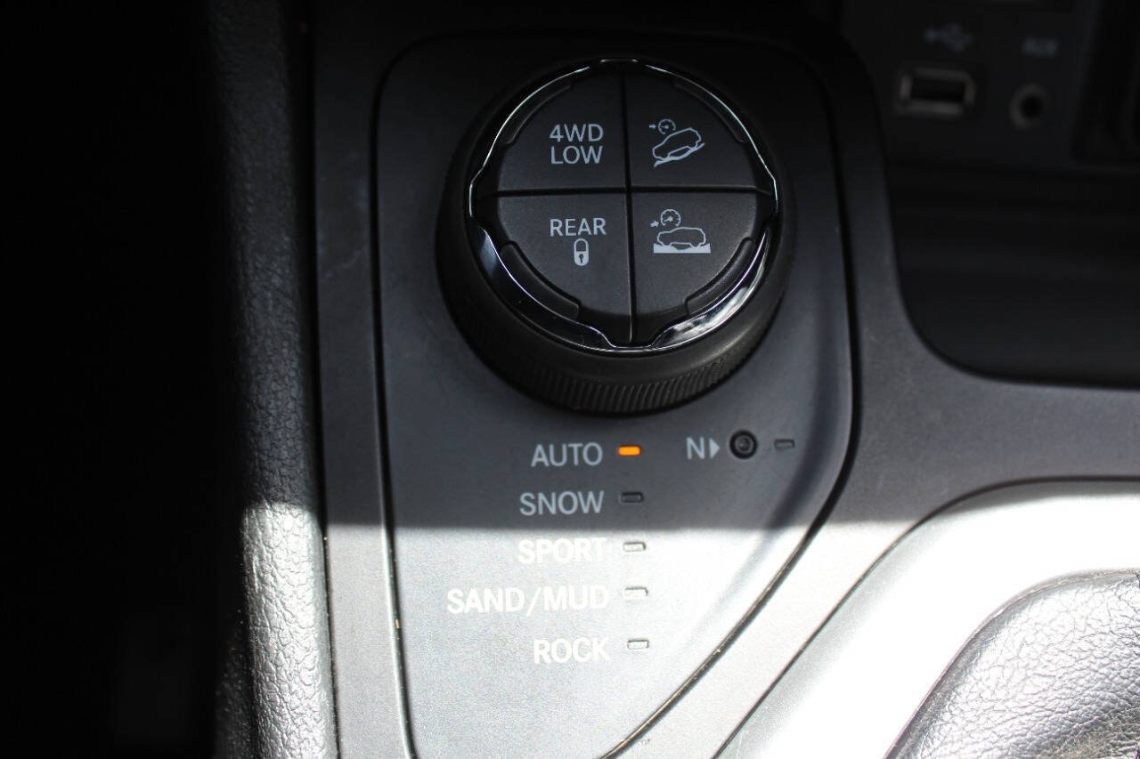 Used 2014 Jeep Cherokee Trailhawk w/ Technology Group AWD/4WD image 16
