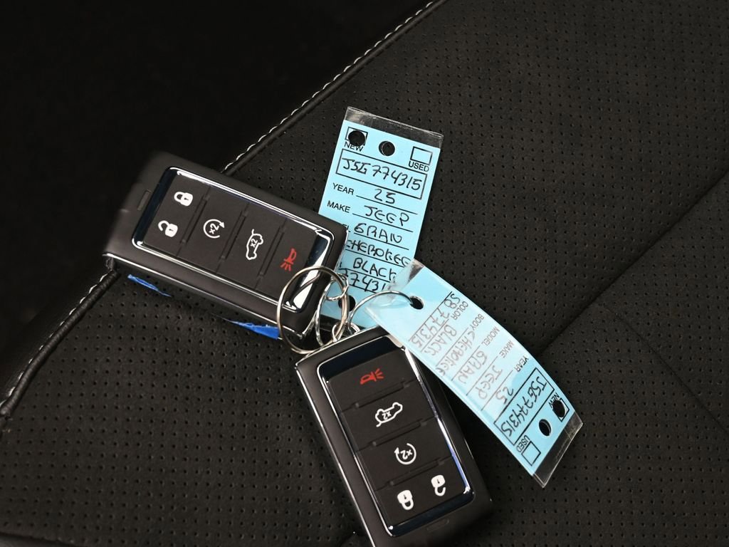 New 2025 Jeep Grand Cherokee Altitude image 18