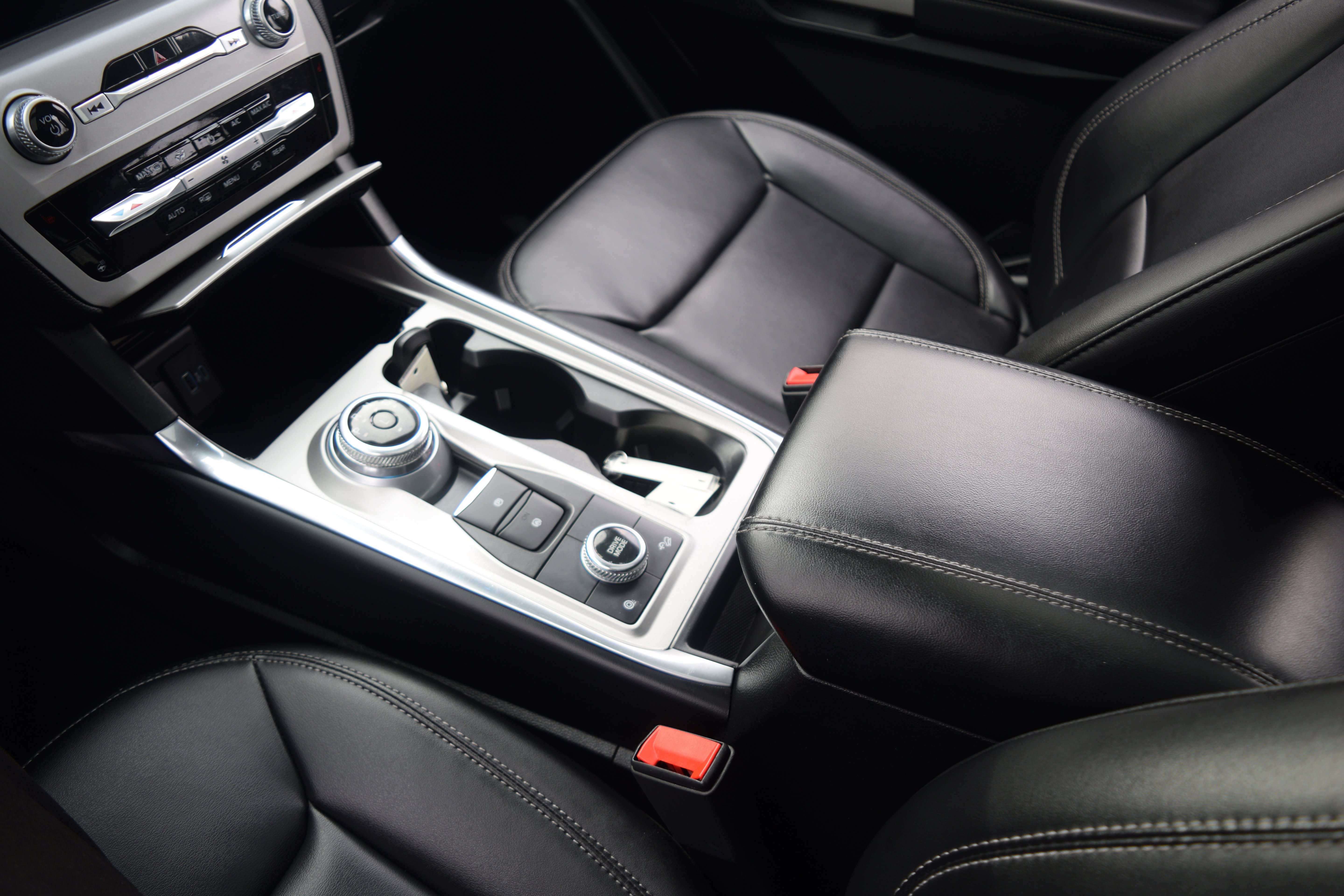 Used 2023 Ford Explorer XLT w/ Equipment Group 202A image 13