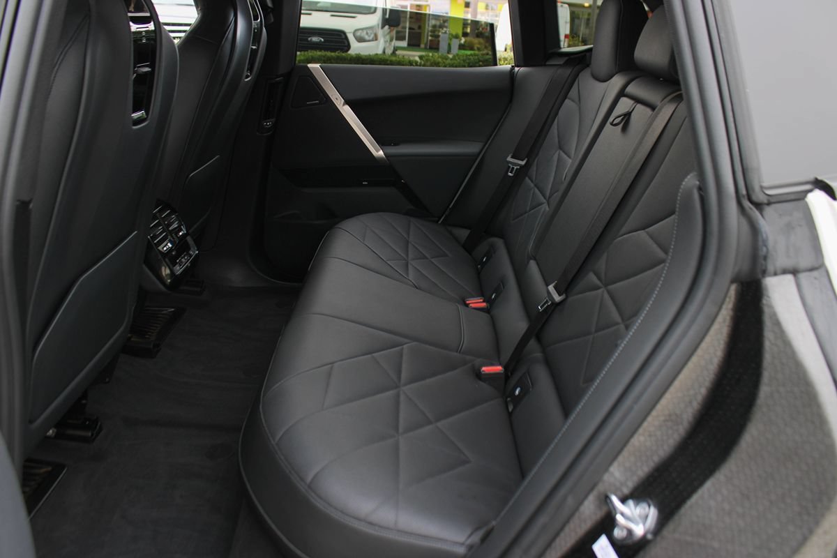 Used 2024 BMW iX xDrive50 w/ Premium Package AWD/4WD image 17