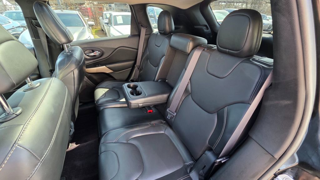 Used 2018 Jeep Cherokee Limited image 32