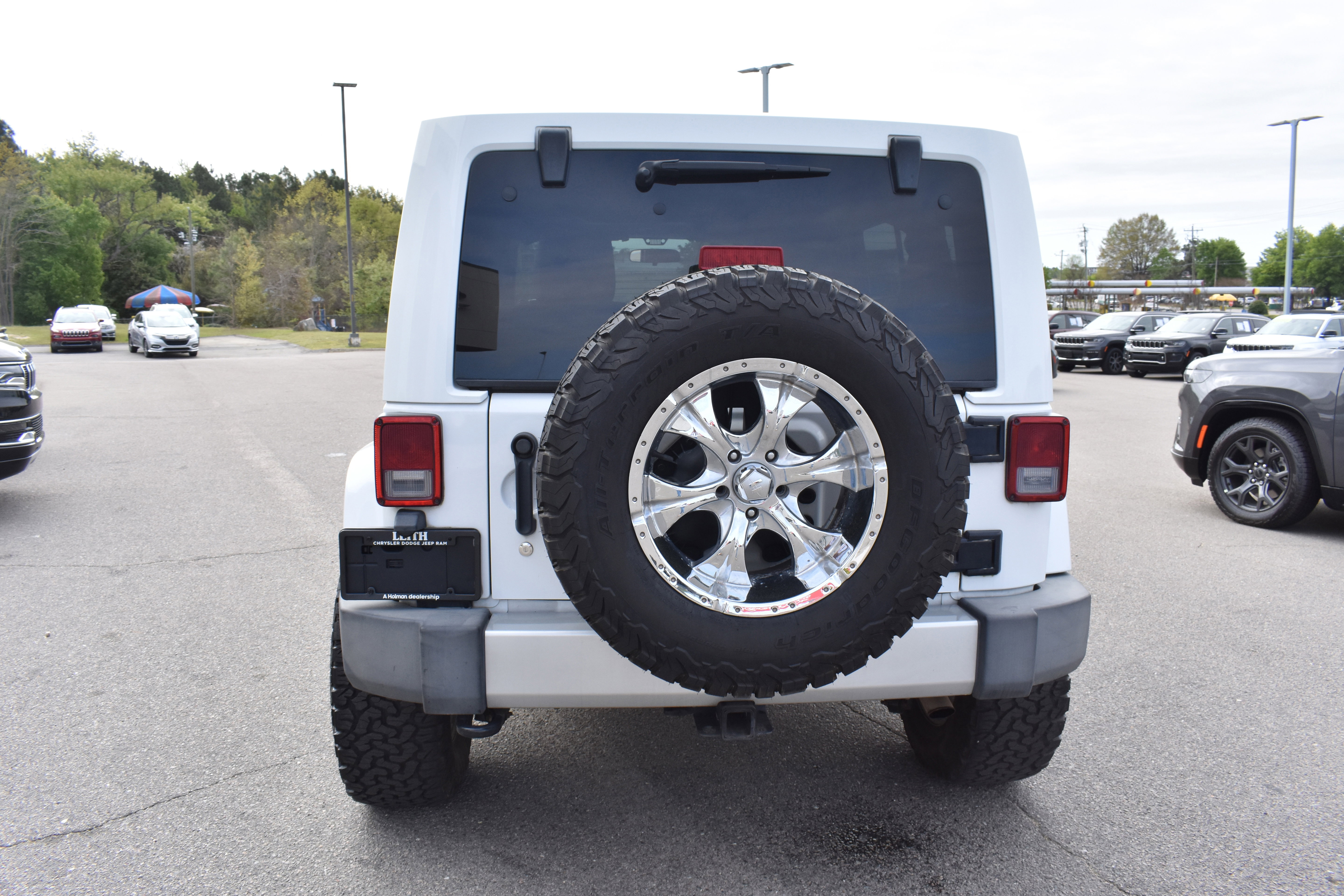 Used 2011 Jeep Wrangler Unlimited Sahara w/ Dual Top Group image 8