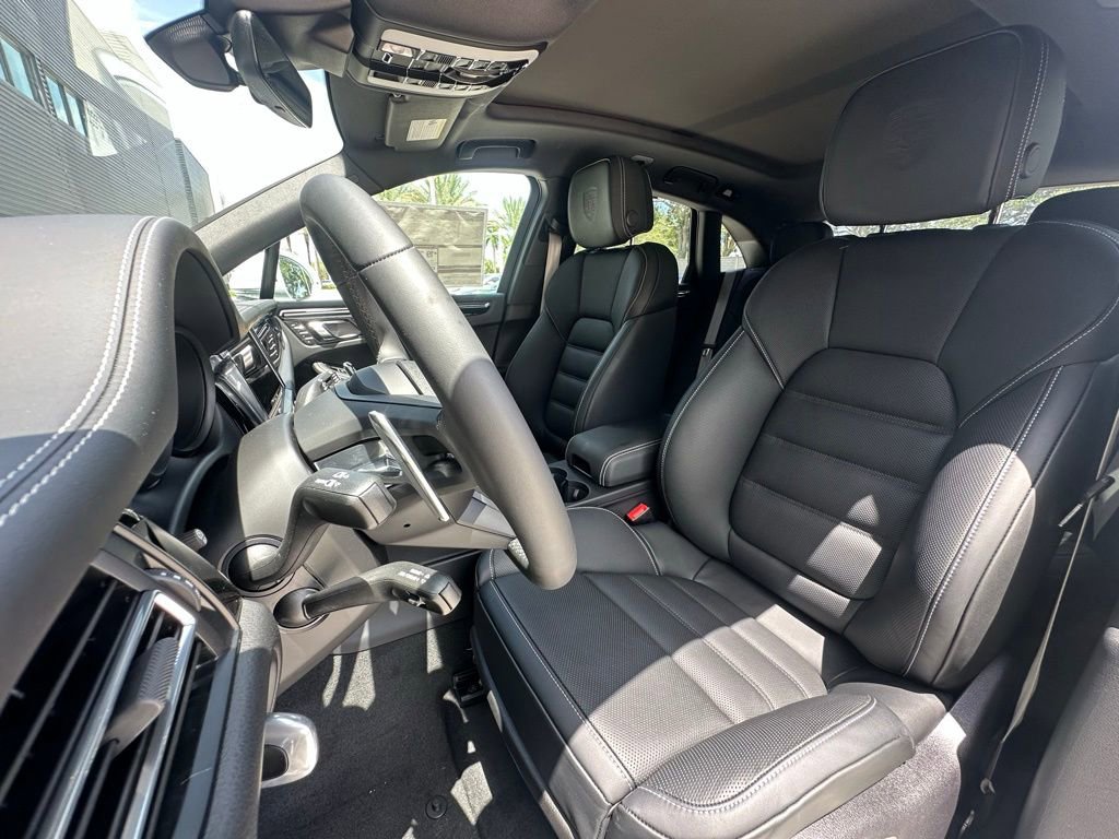 Certified 2025 Porsche Macan S image 5