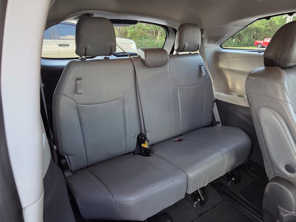 Used 2021 Toyota Sienna Limited image 19