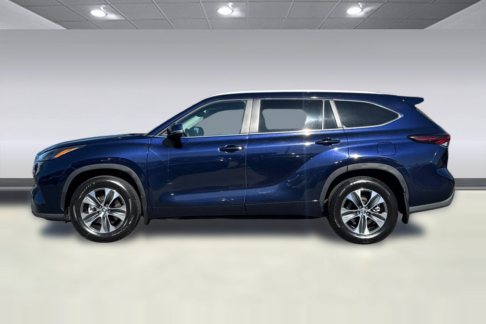 Used 2026 Toyota Highlander XLE AWD/4WD image 2