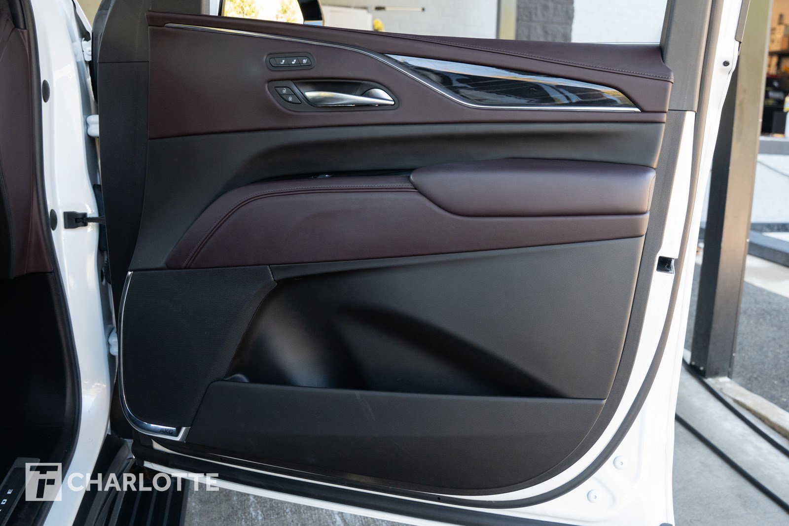 Used 2023 Cadillac Escalade V w/ LPO, ONYX Package image 24