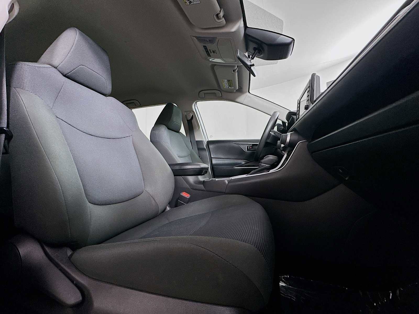 Used 2022 Toyota RAV4 LE w/ Carpet Mat Package (TMS) image 25