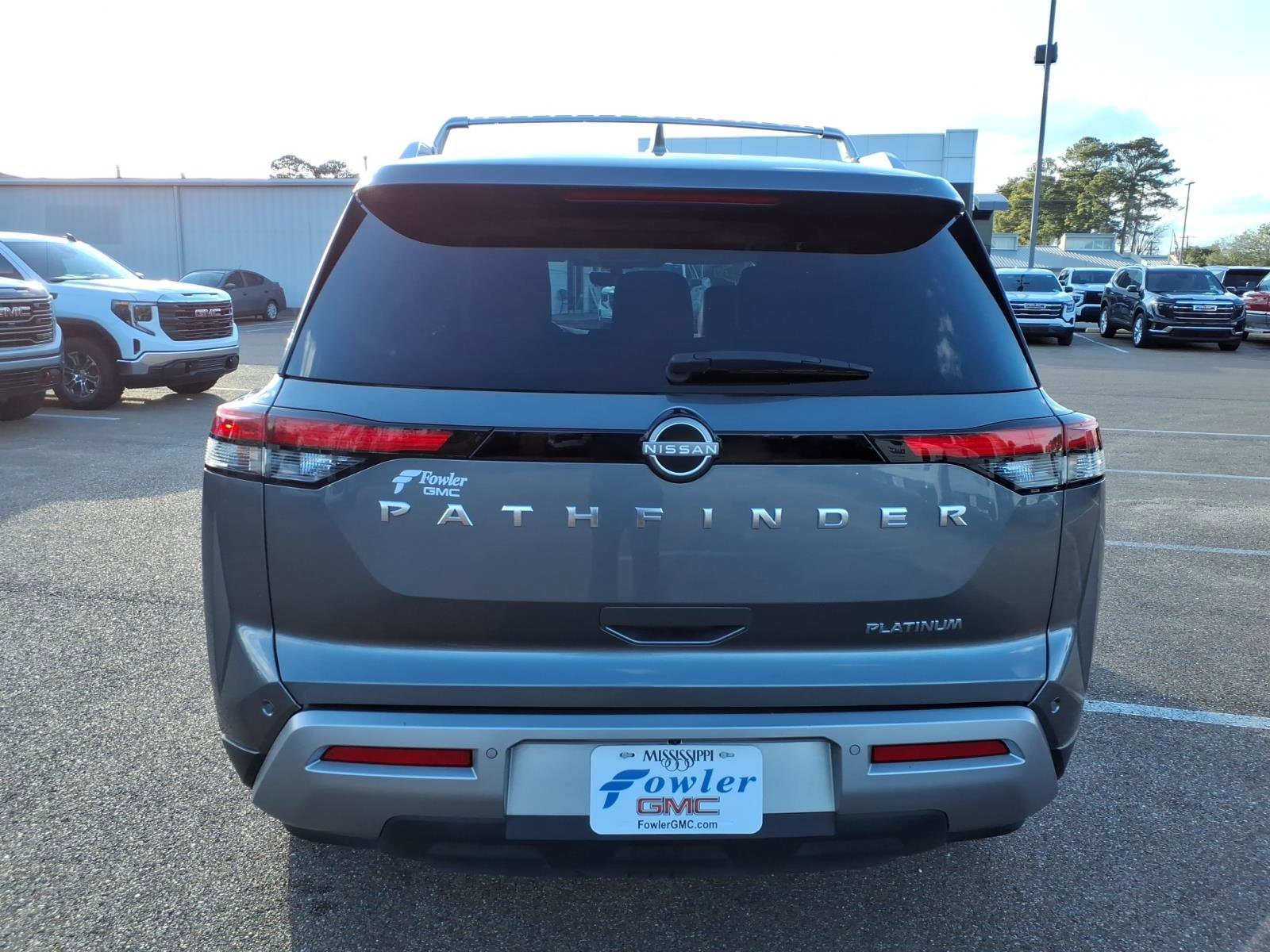 Used 2023 Nissan Pathfinder Platinum image 4