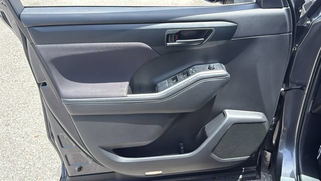 Used 2021 Toyota Highlander L FWD image 17