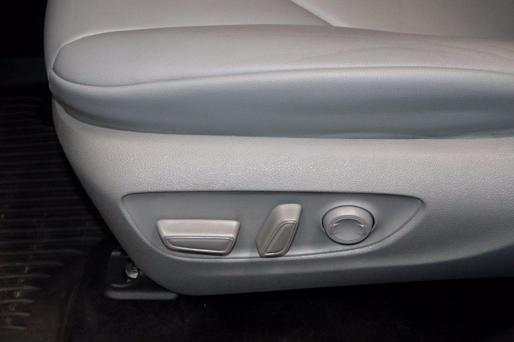 Used 2022 Toyota Highlander XLE AWD/4WD image 24