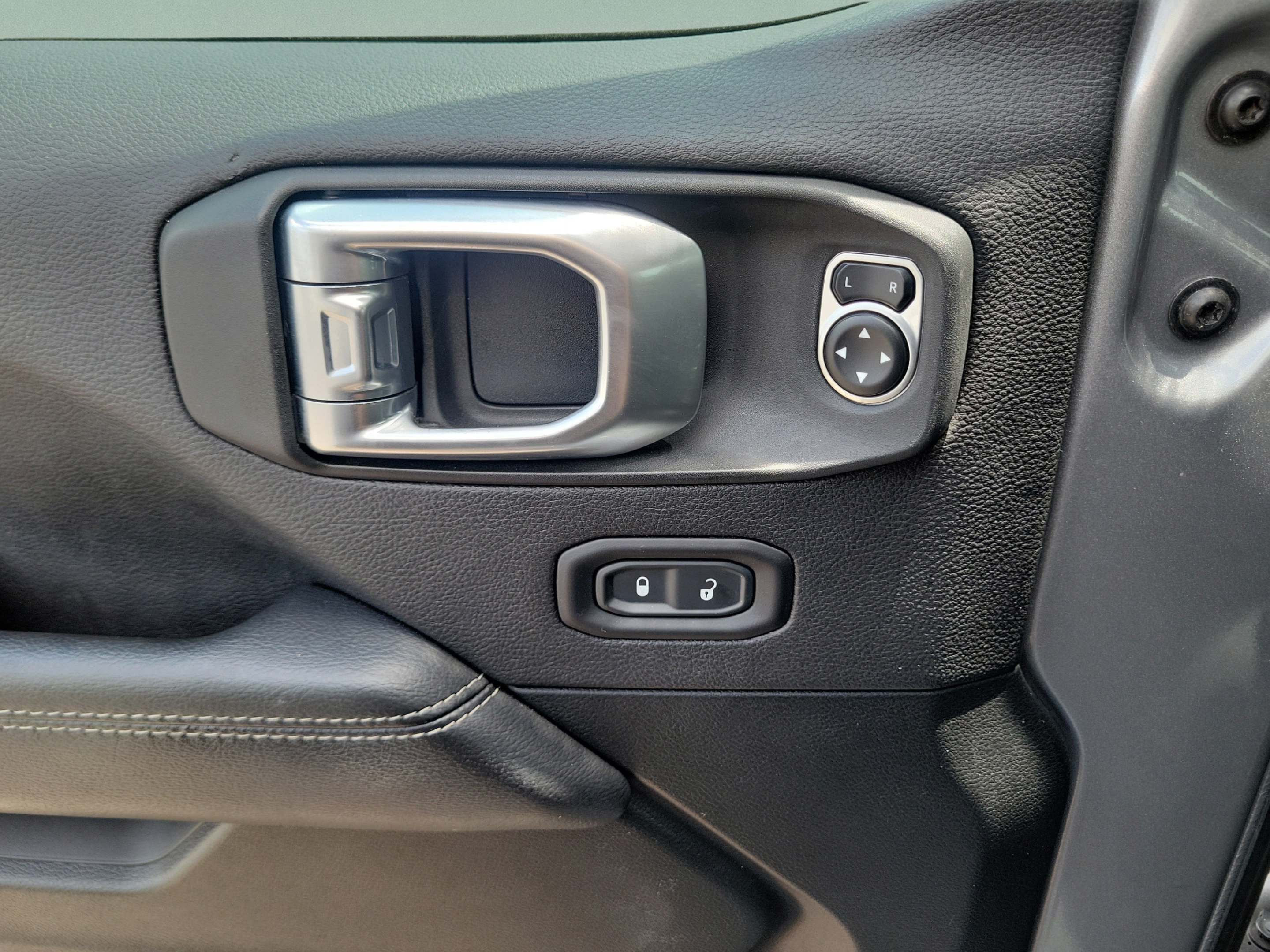 Used 2020 Jeep Wrangler Unlimited Sahara AWD/4WD image 22