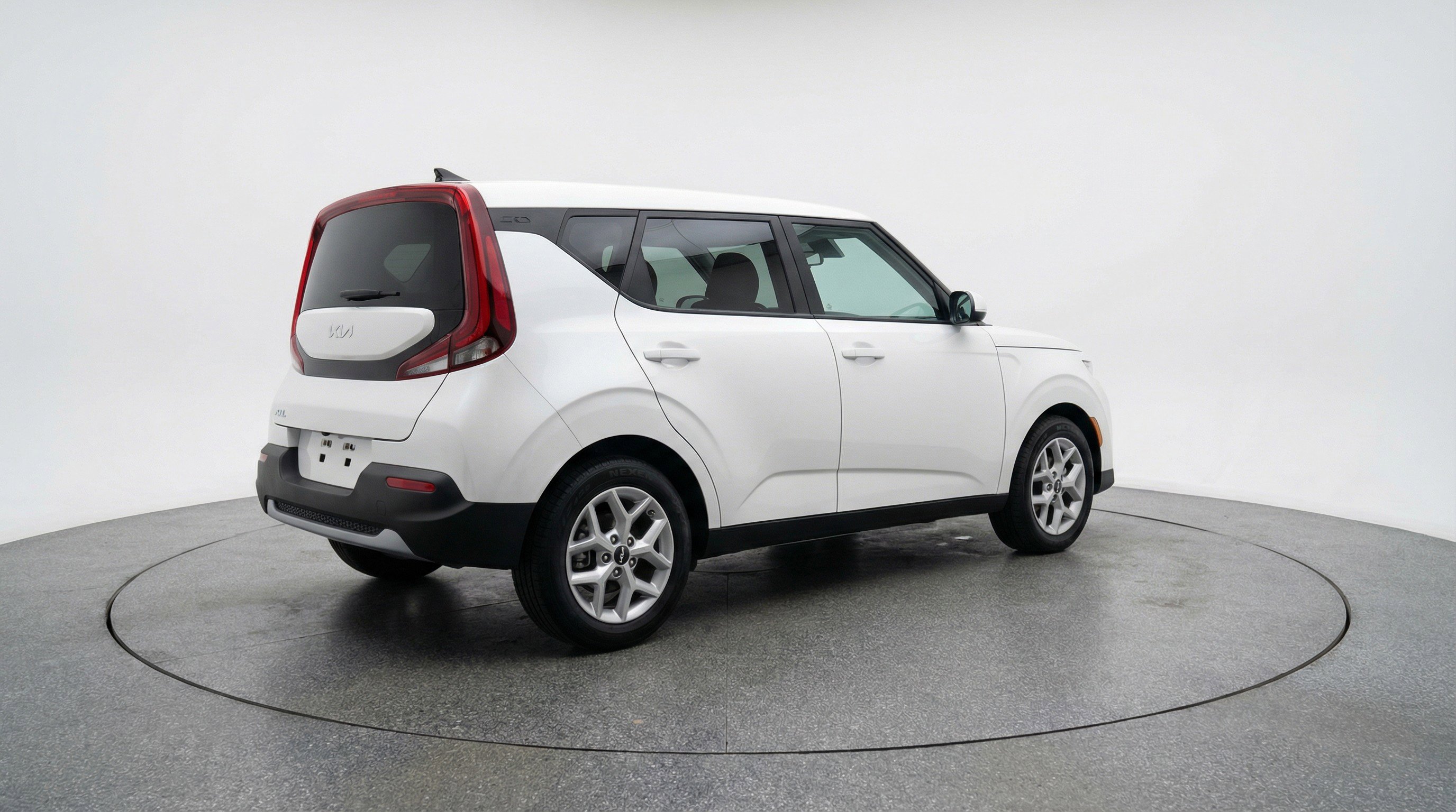 Used 2025 Kia Soul LX w/ LX Technology Package FWD image 9