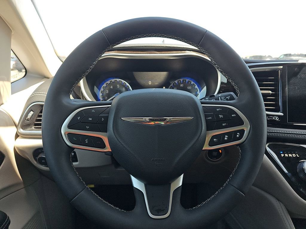 Used 2024 Chrysler Pacifica Limited image 5
