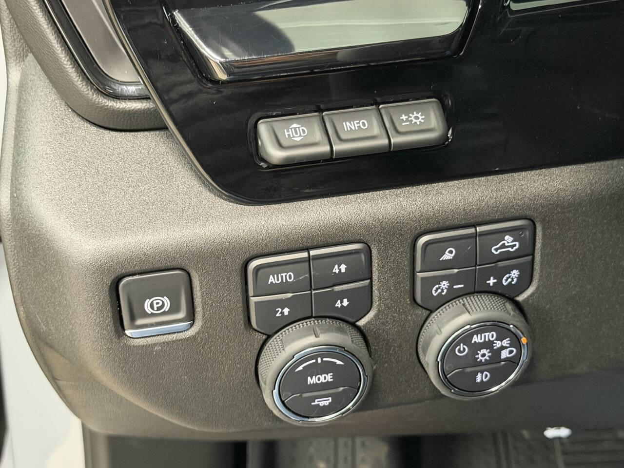 Used 2025 Chevrolet Silverado 2500 ZR2 w/ Technology Package image 36