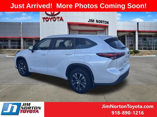 Used 2023 Toyota Highlander XLE AWD/4WD image 3