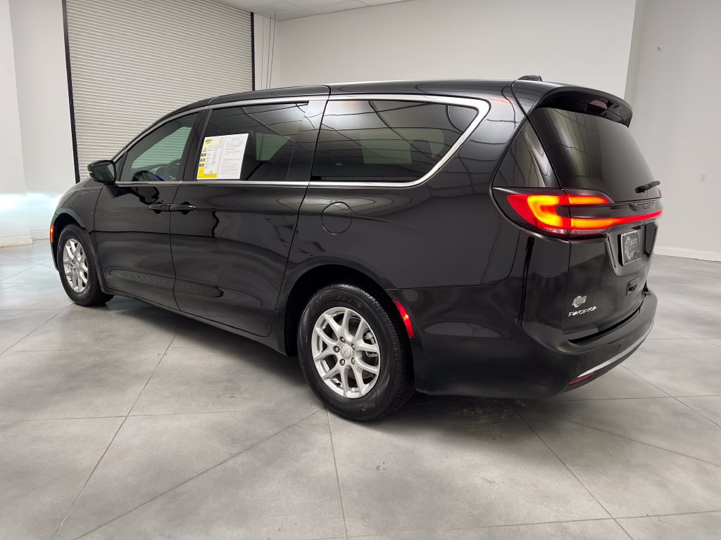 Used 2027 Chrysler Pacifica Select FWD image 6