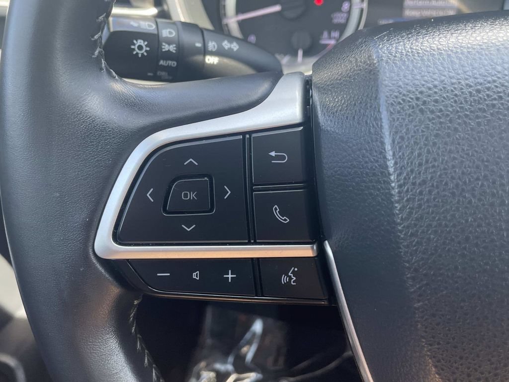 Used 2024 Toyota Highlander XLE FWD image 30