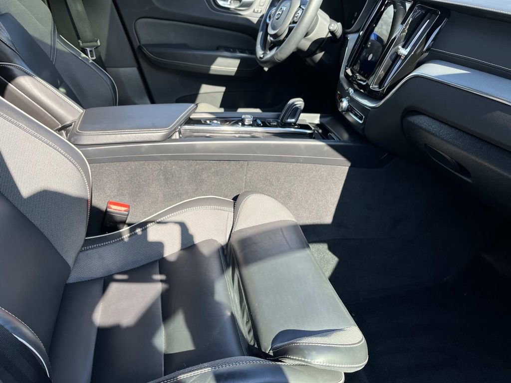 Used 2022 Volvo XC60 B5 R-Design w/ Climate Package image 23