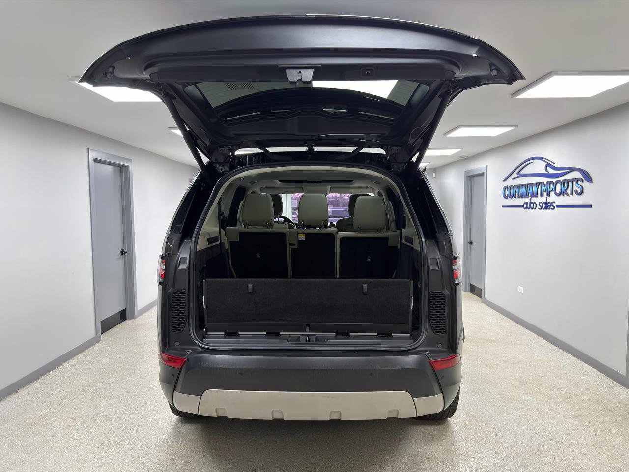 Used 2017 Land Rover Discovery HSE image 38
