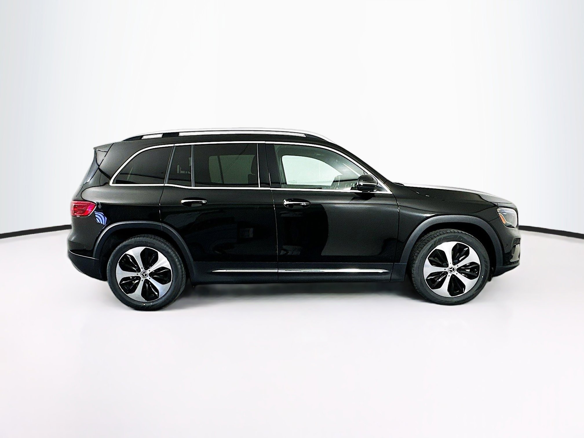 Used 2025 Mercedes-Benz GLB 250 4MATIC image 10