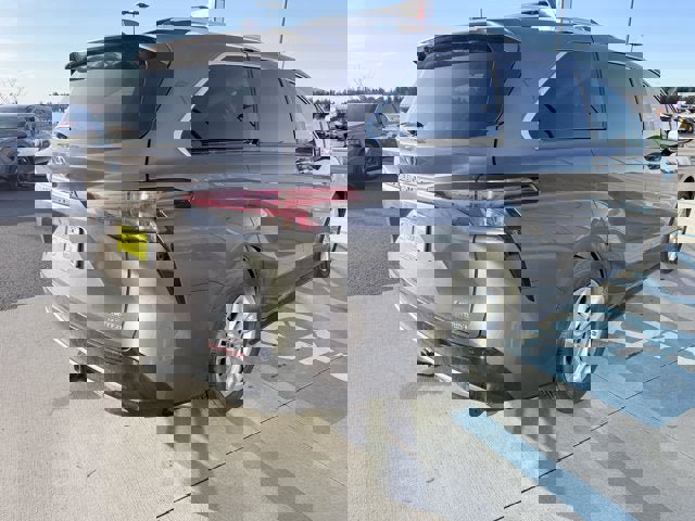 Used 2021 Toyota Sienna Limited image 4