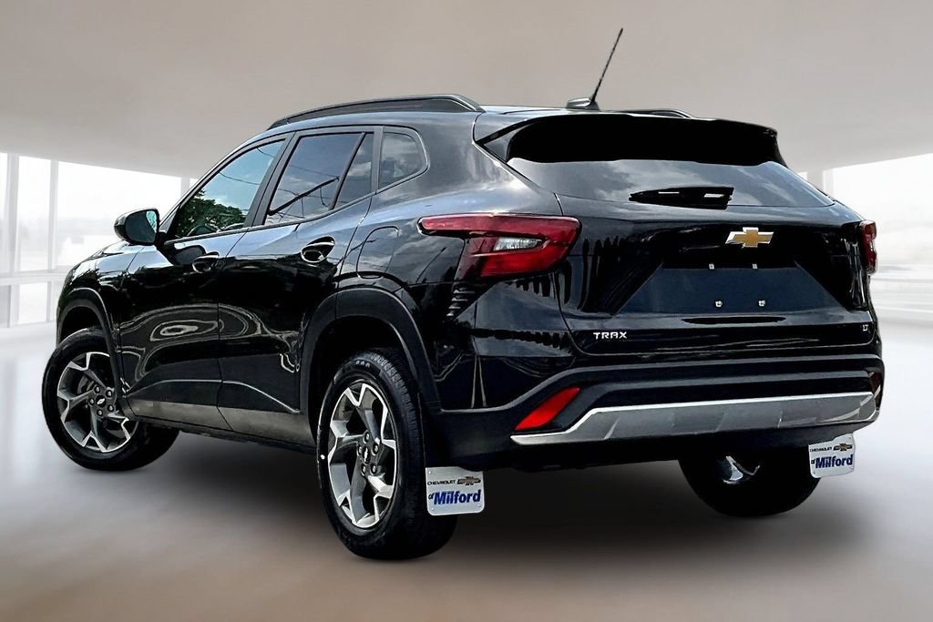 Used 2025 Chevrolet Trax LT FWD image 4
