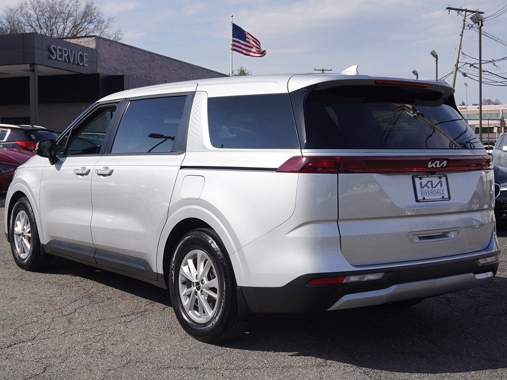Used 2023 Kia Carnival LX image 10