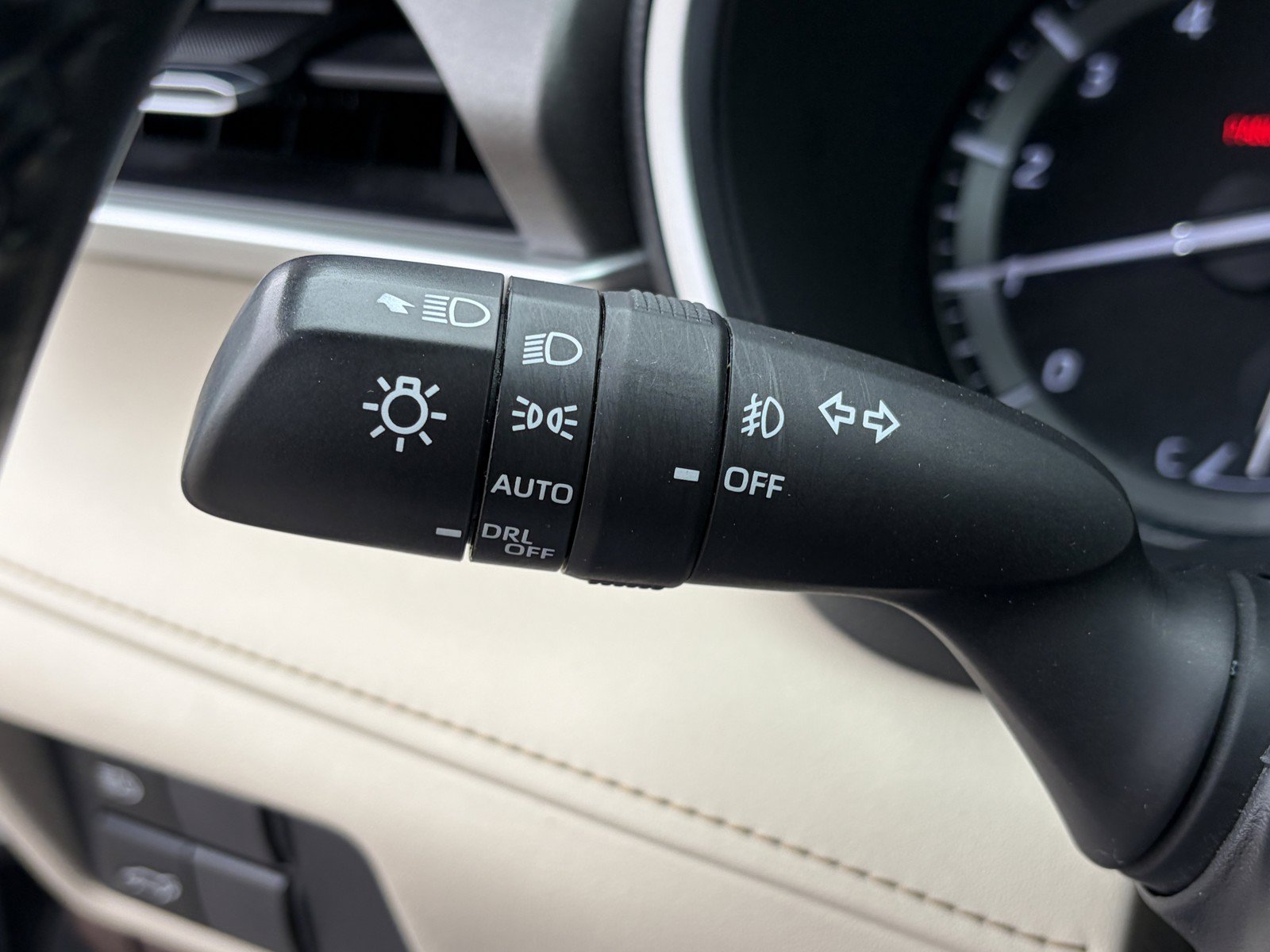Used 2021 Toyota Highlander XLE AWD/4WD image 25