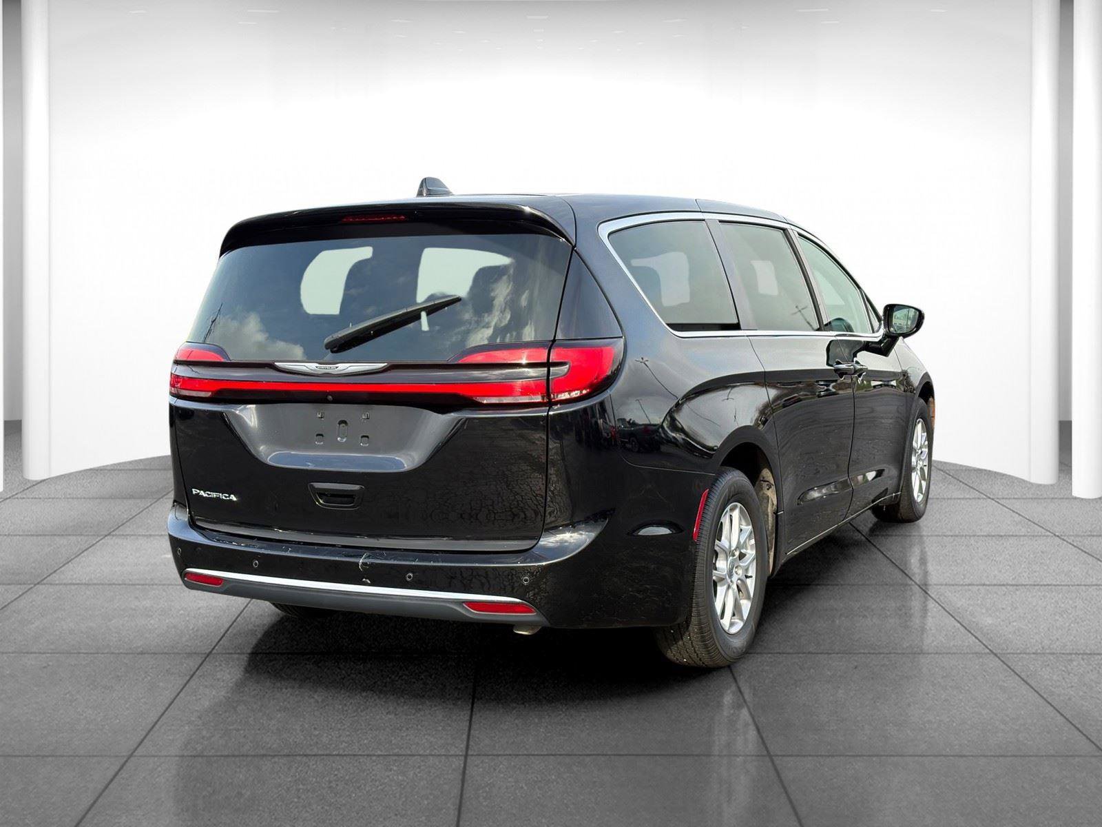 Used 2024 Chrysler Pacifica Touring-L FWD image 7