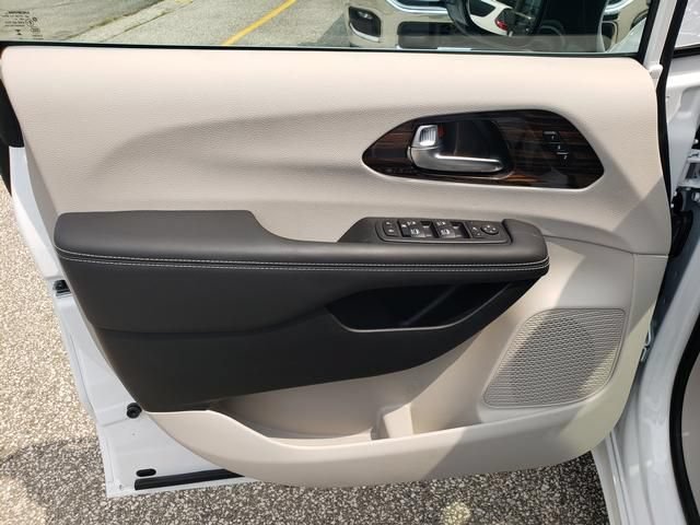 Used 2024 Chrysler Pacifica Limited FWD image 11
